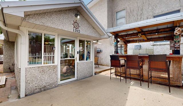 2 Minute Walk to Beach, Pet Friendly, Hot Tub, Convenient Private Parking