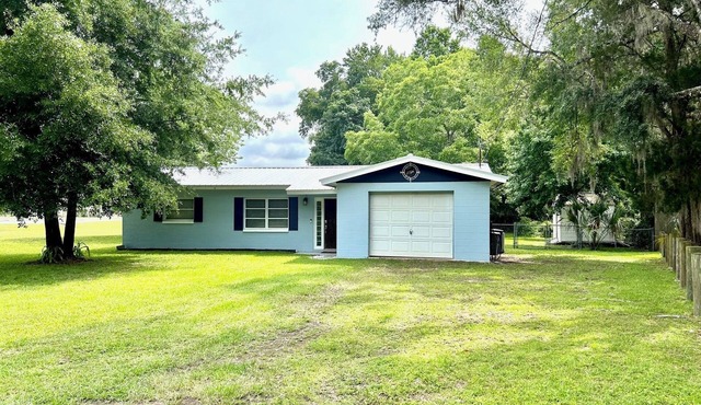 2 Minutes to Downtown Crystal River, Large Fenced Yard, Boat Ramp, Pets OK !