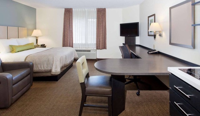 2 Quiet 1BR Queen Stay Near Highways l w/Kitchen & Parking