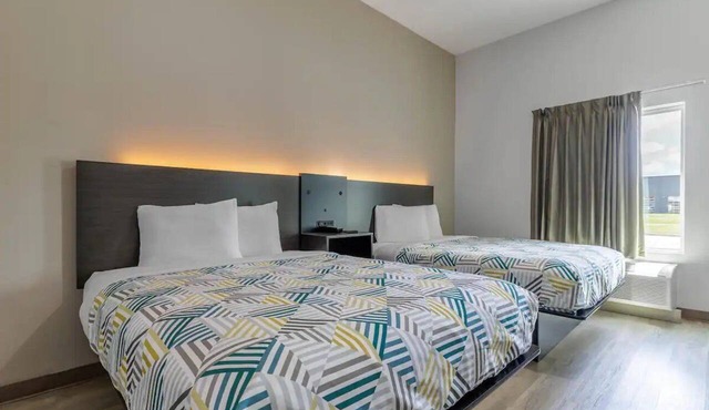 2 Sharp 2-Queen Studios w/Kitchens, 0.3mi to RaceTrac & 0.5mi to Tanger in Gonzales