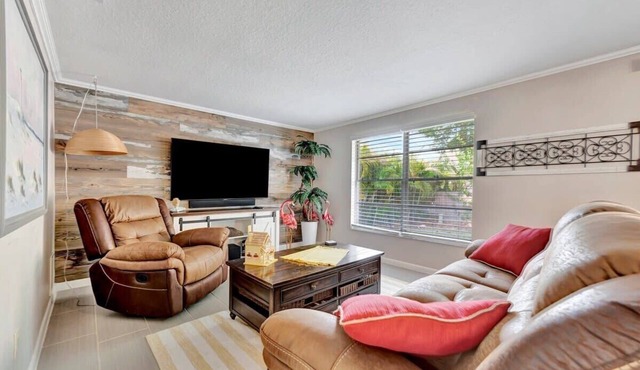 2B Pet Friendly Home only 5 minutes to the Beach