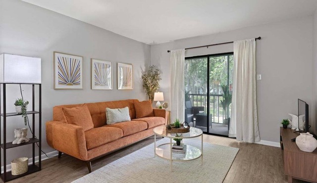2bd/2ba Condo * Renovated * Pool *30 day+ stays