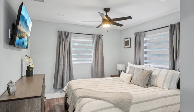 2BD-2BA Retreat -Fast Wi-Fi- Near Beach & Downtown