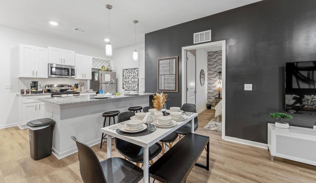 2BR on 1st floor: Pool, Gym, Bikes, Grill, 2 King Beds, and a Sleeper Futon!