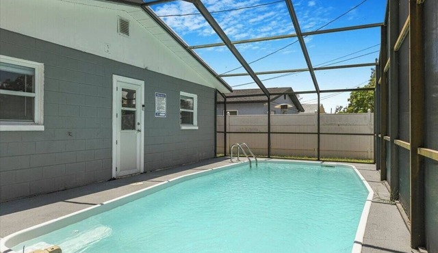 3/2 Cozy and Stylish Poolside Home