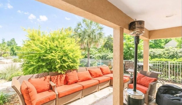 3 bedroom apartment with sauna and game room AC/Heat and pool access/laundry