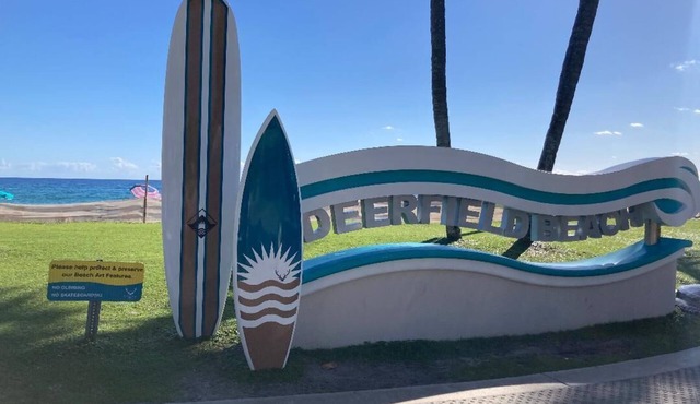 3 bedroom home -Pool/TV/Hot tub/BBQ 2 miles from Deerfield Beach/Pier WiFi, AC.