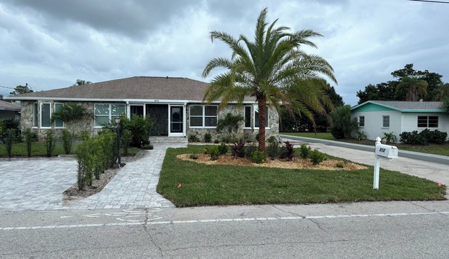 3-bedroom house, beautiful pool and landscape, short walk to Casey Key Beach