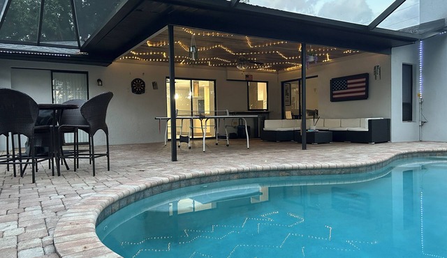 3-bedroom house in beautiful Fort Myers with cool AC. Swimming poo.