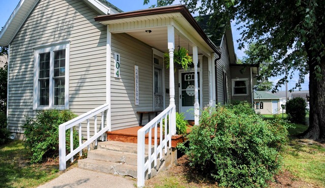 3-BR + Firepit, Coffee Bar & Grill in Bourbon