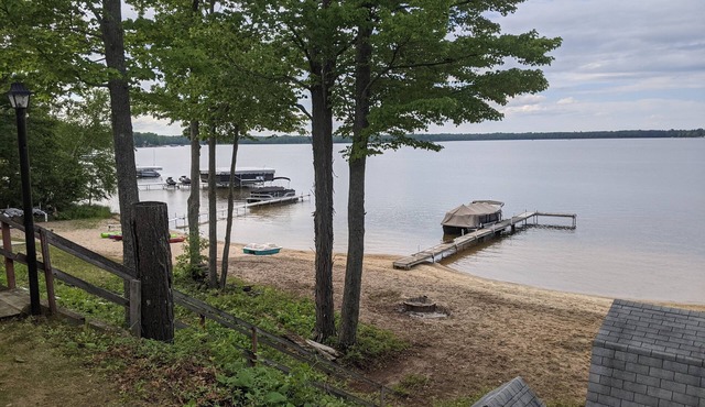3 Br Lakefront Cottage on Beautiful Sandy Beach Lake Missaukee
