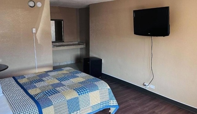 3 Budget-Friendly Rooms Perfect for Exploring Lakeside Park Rose Garden in Allen County