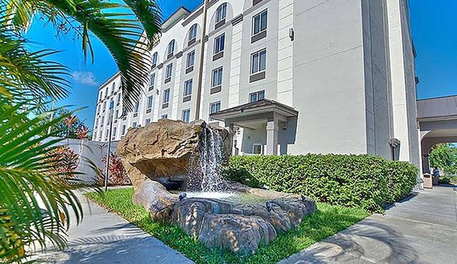 3 Convenient Orlando Units by Airport, Pool & Breakfast, Quick Drive to Parks