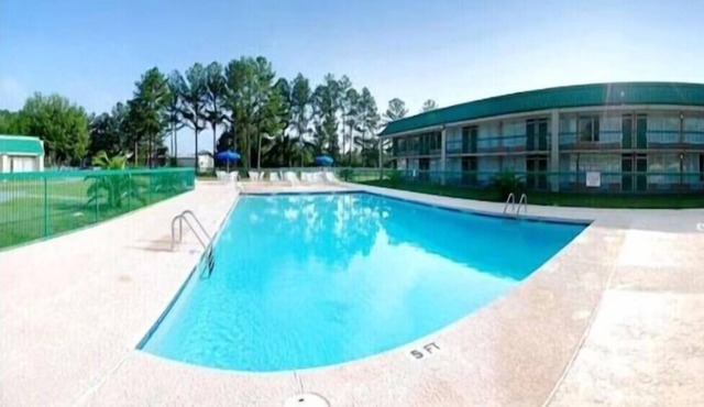 3 Family-Friendly Rooms w/Outdoor Pool & Free Parking Near Museums