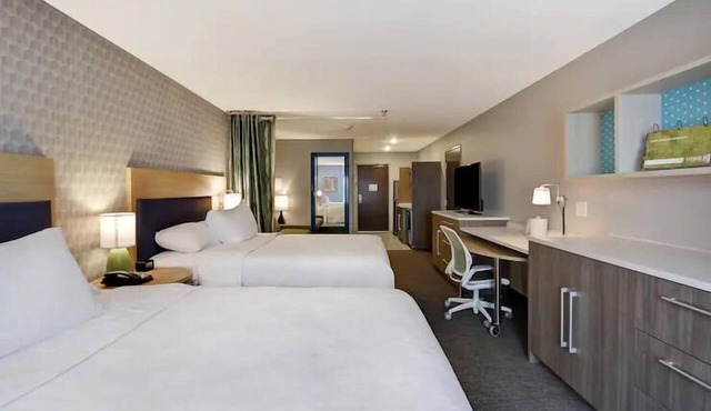 3 Relaxing Units Minutes to Frederik Meijer Gardens | FREE Breakfast, Pool!