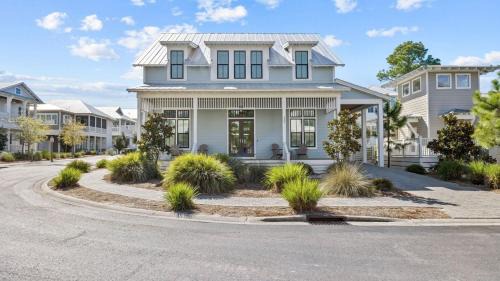 30A Aqua Vista by AvantStay Golf Cart Included Pool Acess Walk to Beach