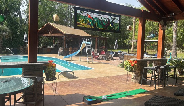 3600 sq ft. Backyard oasis!hot tub, pool,outdoor kitchen,4 BR 3 baths, plus half