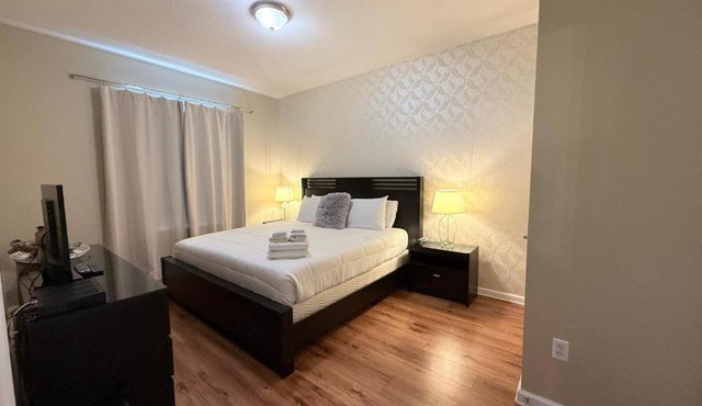 3Br 2Bath Condo Balcony 5min Conv Center 1388ft