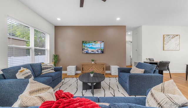 3BR/3BA | Private Balcony | Sleeps 8 | Near Busch Gardens