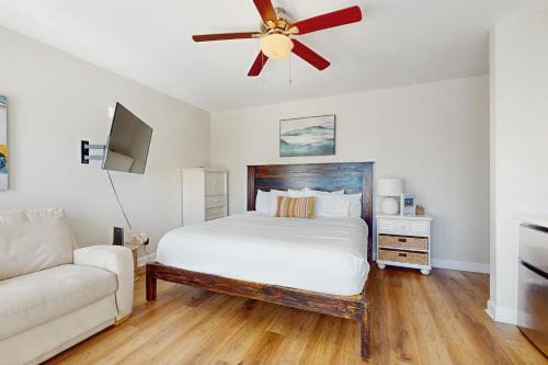 3rd-floor studio with Gulf view balcony pool & tennis