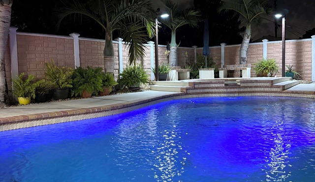 4/2 Hollywood Retreat with Beautiful Pool - Minutes to Casino & Beach