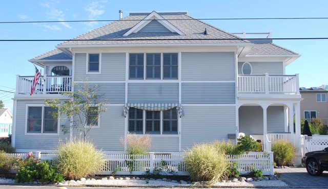 4 BDRM w/pool. Steps to beach & Bay Village. Availble- Memorial Day WKND