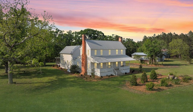4-bedroom Farmhouse on peaceful acres!