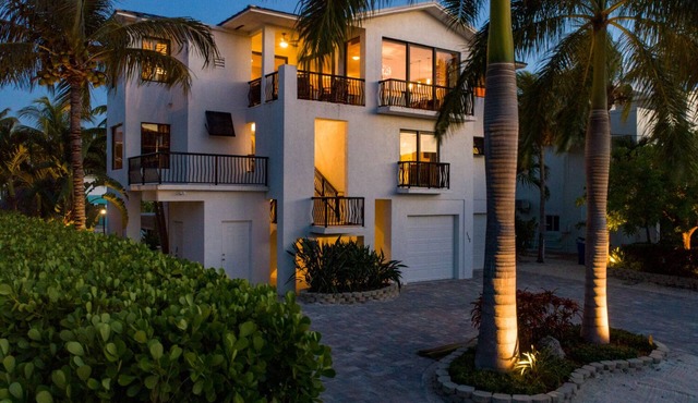 4 Bedroom home w/pool, DOCKAGE, beach access & more in Islamorada