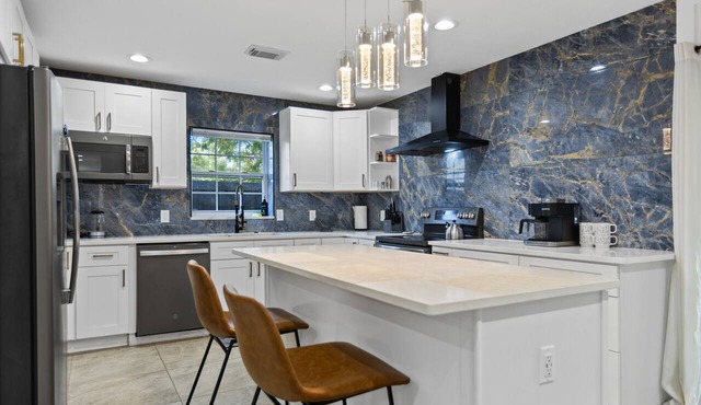 4 Bedroom near MacDill with a full sunroom, deck and yard