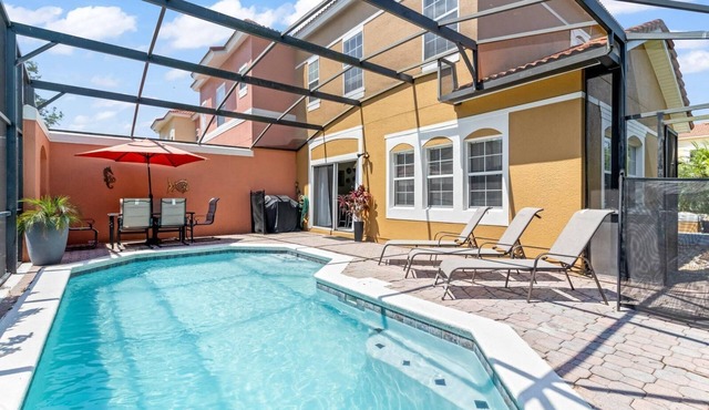 4-bedroom townhome in welcoming Kissimmee pool home, 25 minutes from Disney!