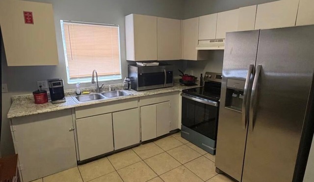 4 Bedroom Townhouse - Minutes to USF, Busch Gardens, Ybor City, and Casino