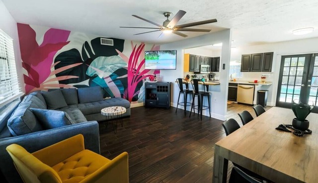 4 Bedrooms/Heated Pool/Outdoor TV