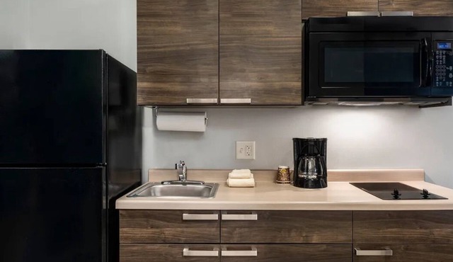 4 Comfortable Rooms w/Kitchen & Pet-Friendly Perks for Large Groups Visits