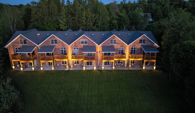 #4 Lakefront Hamlin Lake Retreat - Sleeps 10