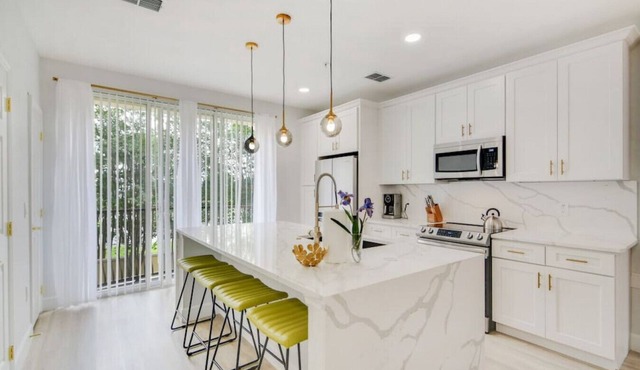 4831 Tidecrest Ave #152 zsl · Modern Townhouse near convention Center Universal