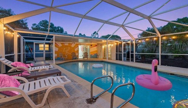 4bd/2br Tiki Bar, King bed, & Pool. amenities galore!