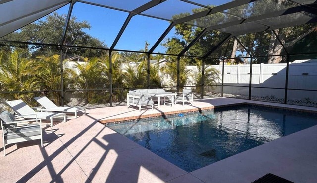 4bed/4bath/2half bath with screened-in heated pool, 10 mins to Siesta Beach/Town