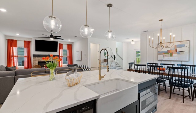 5 MIN to LAKEPOINT! Sleeps 14. New 4 Bdrms/3.5 Bths w/Office. Owner Managed.