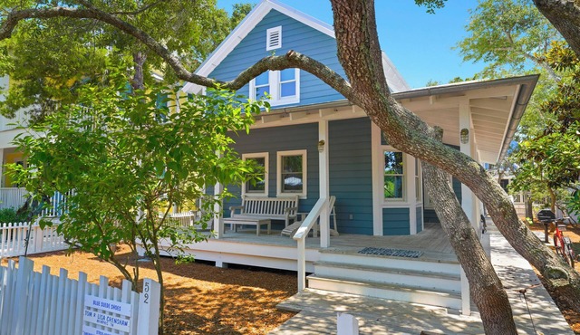 6 Houses to Beach in Seaside, Screened Porch, Steps to Restaurants + 2 Bikes!