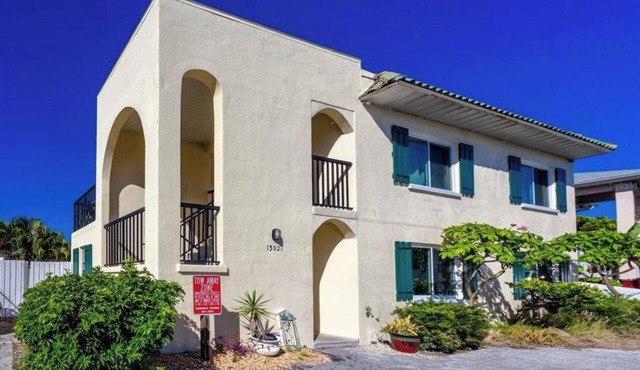 6BD/6BA Prime location to Johns Pass/Beach/Shopping!