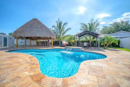 6BR Villa Tropical Haven Private Pool & BBQ