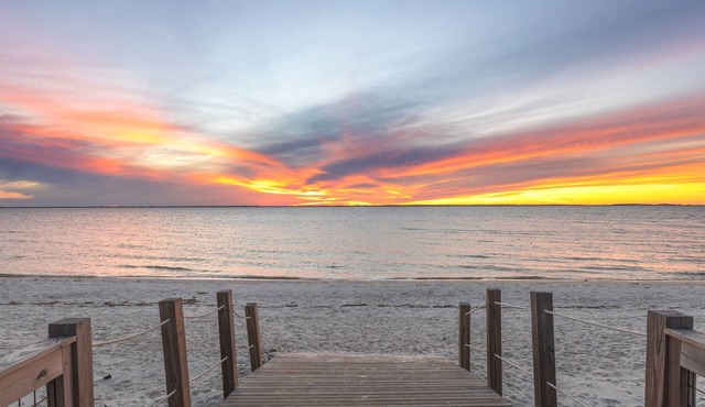 6MinWalktoBeach–GolfCrt,HeatedPool,BBQ,bike&Firpit