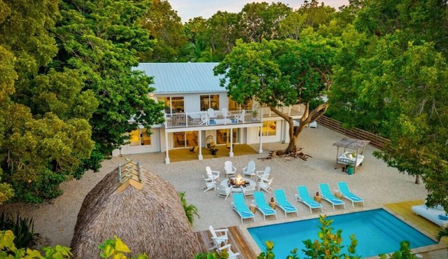 7 Bedroom with Dockage, Pool, Firepit, Paddle Boards & Kayaks