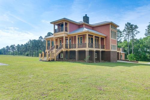 7 Mi to Downtown Fitzgerald: Spacious Home w/Deck