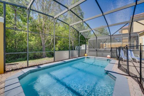 8 Mi to Disney: Villa w/Screened Pool & Lanai