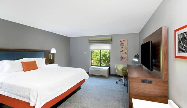 A Charming King Bed! With Free Breakfast