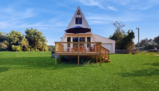A-frame cabin near Lake Murray with deck & kitchenette - dog friendly