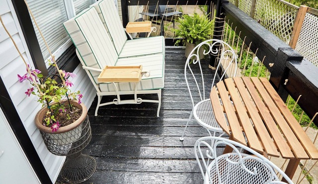 A serene 2 Bdrm bungalow just one block from the beach, just off the beaten path