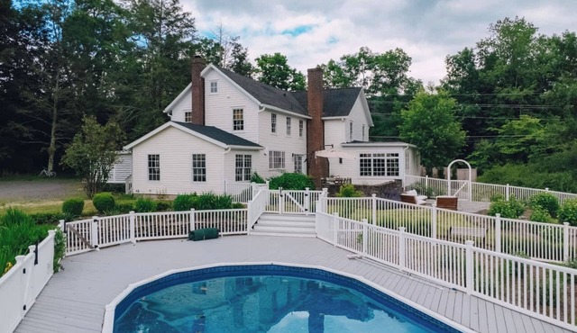 Abbey Road Farmhouse - Pool, Firepit and Stunning Views