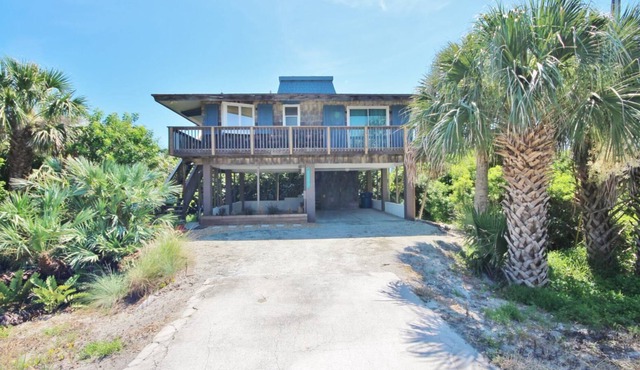 Adorable Beachside Home with Amazing Ocean Views from the Sundeck